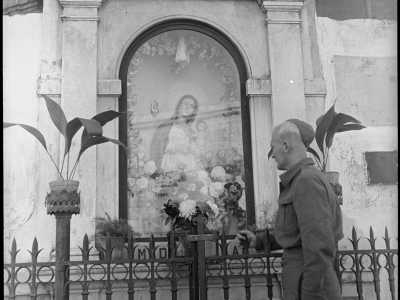 E dopo averci fatto ammirare l�antica edicola della Madonna posta un tempo in piazza Carabellese (e sostituita in seguito da una copia)...

(F. Alexander Turnbull Library, Welligton, NZ. Ref. DA-04516-F)